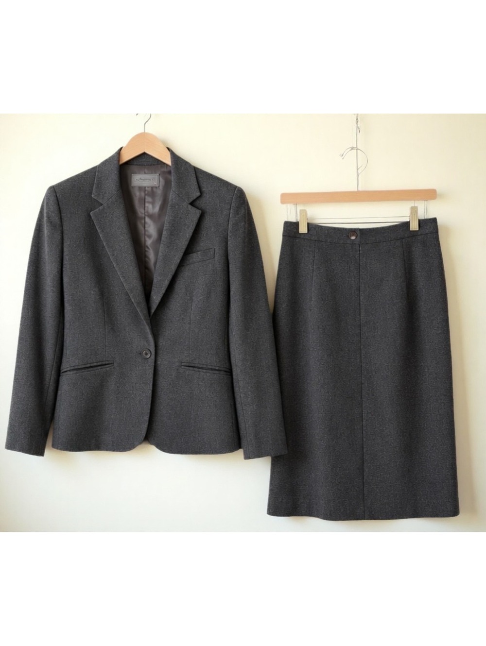 Vintage Levi Grey Women's 2-Piece Blazer & Pencil Skirt Suit Set. Size 16